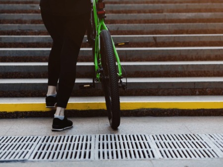 自転車で階段の段差を登る