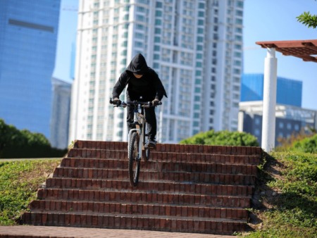 自転車で階段を駆け下りる